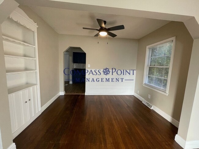 Building Photo - Spacious 3 bedroom and 1 bath house!