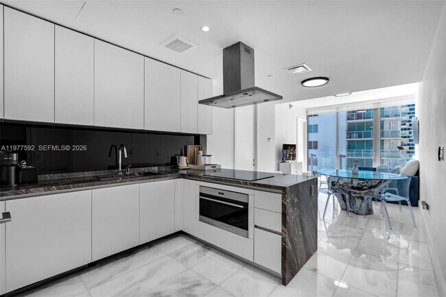 Building Photo - 700 NE 26th Terrace