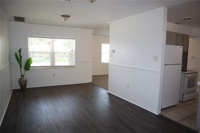 Building Photo - 1310 Russell Dr N
