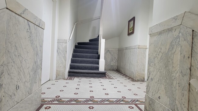 Building Photo - 930 W Belmont Ave