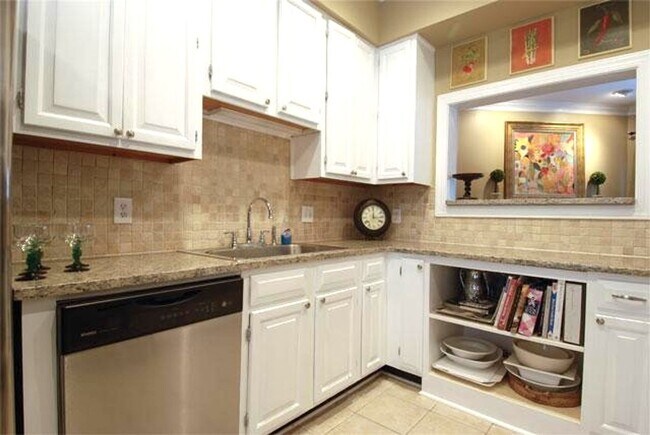 Foto del edificio - Green Hills living at its best. 2 BR 2.5 B...