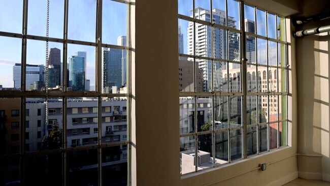 Building Photo - 939 S Broadway