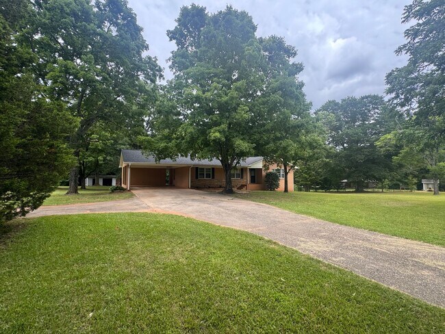 Building Photo - Spacious Brick Ranch on 3 Private Acres in Commerce