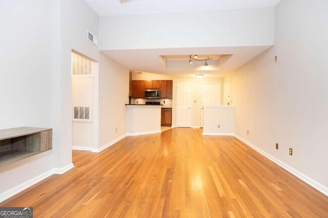 Building Photo - 1250 Parkwood Cir SE
