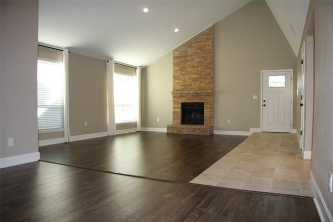 Foto del edificio - 2227 Highland Hills Dr