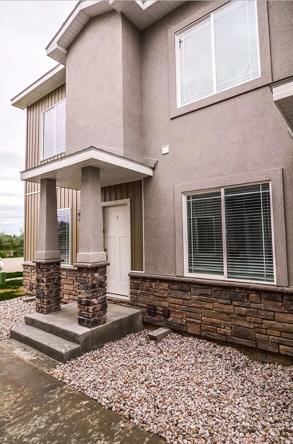 Building Photo - 684 S Saturn Ave