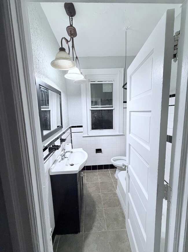 Building Photo - 428 S 57th St