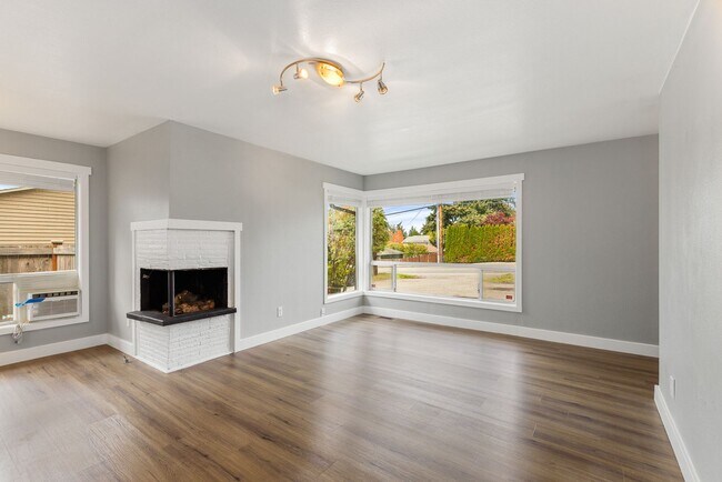 Foto del edificio - Lynnwood 4 Bedroom Rambler - Huge Lot and Storage Shed - NO CARPETS