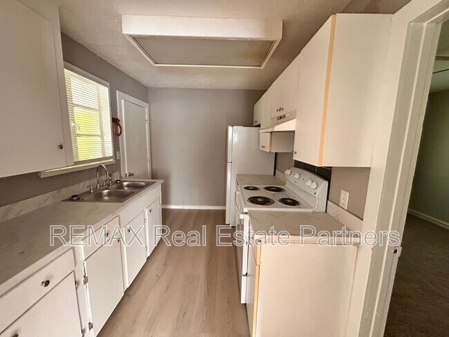 Foto del edificio - 201 Rosewood Dr
