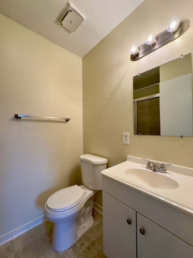 Building Photo - Modern 3-Bedroom Townhome with Spacious Ya...