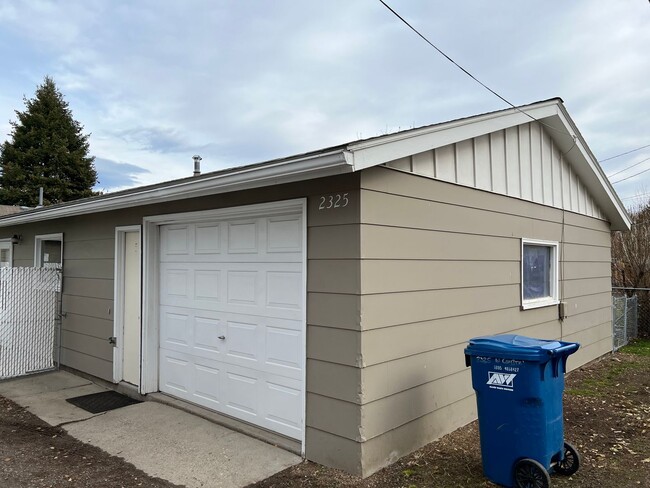 Building Photo - 2 Bed - 1 Bath - Attached Garage