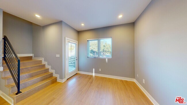 Building Photo - 147 Roselake Ave