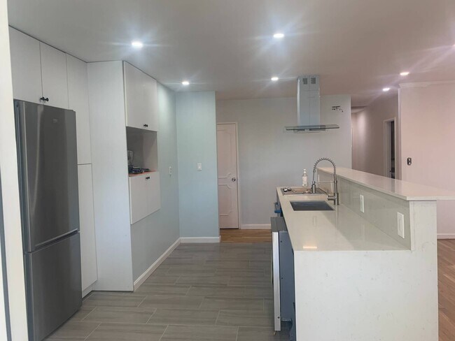 Building Photo - 1193 E 56th St