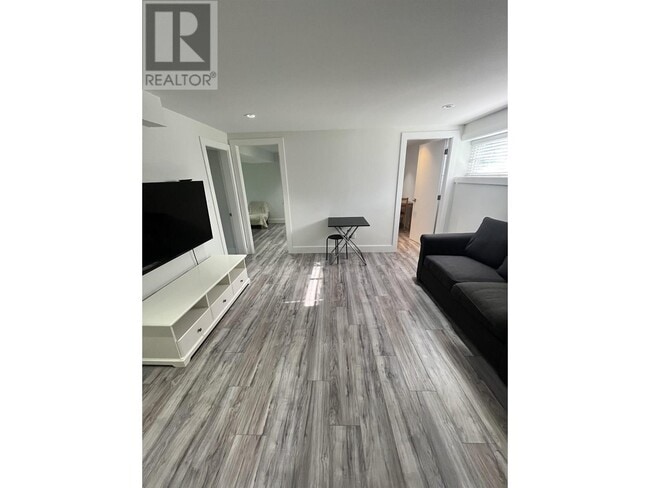 Building Photo - 352 Laurentian Crescent