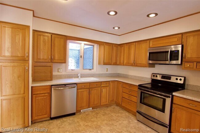 Building Photo - 1239 Oakwood Ct