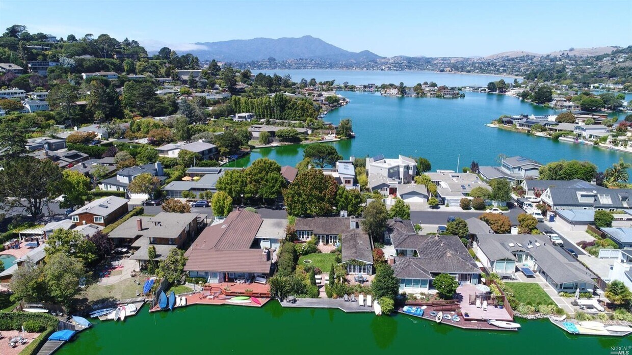 Primary Photo - 9 Leeward Rd