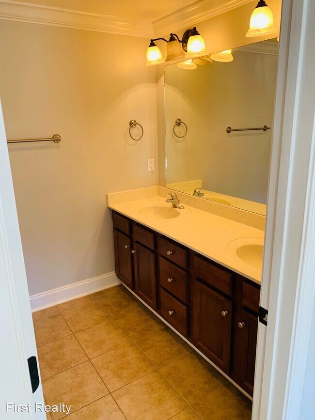 Building Photo - 2 br, 2.5 bath House - 2005 Stephanie Court