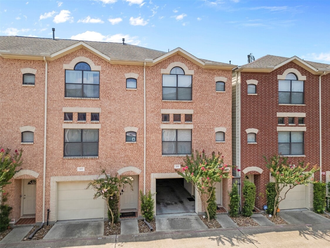 Foto principal - 8715 Meadowcroft Dr