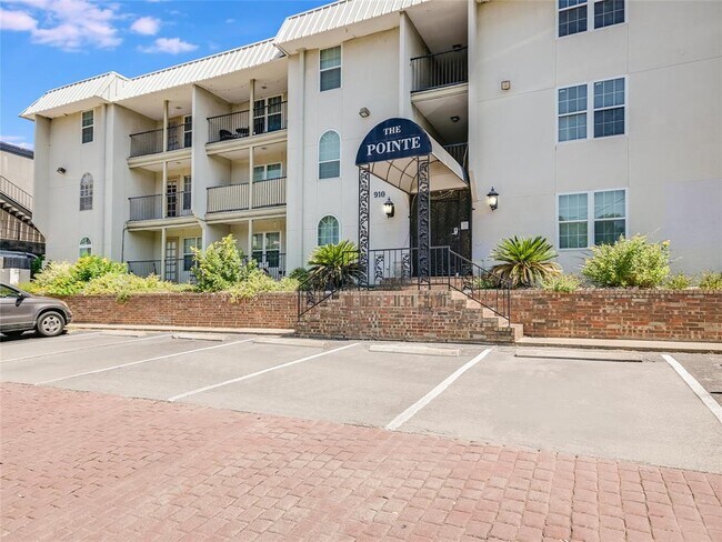 Foto del edificio - 910 Duncan Ln