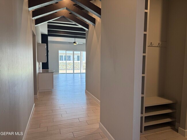 Foto del edificio - 12320 Desert Pine Ave