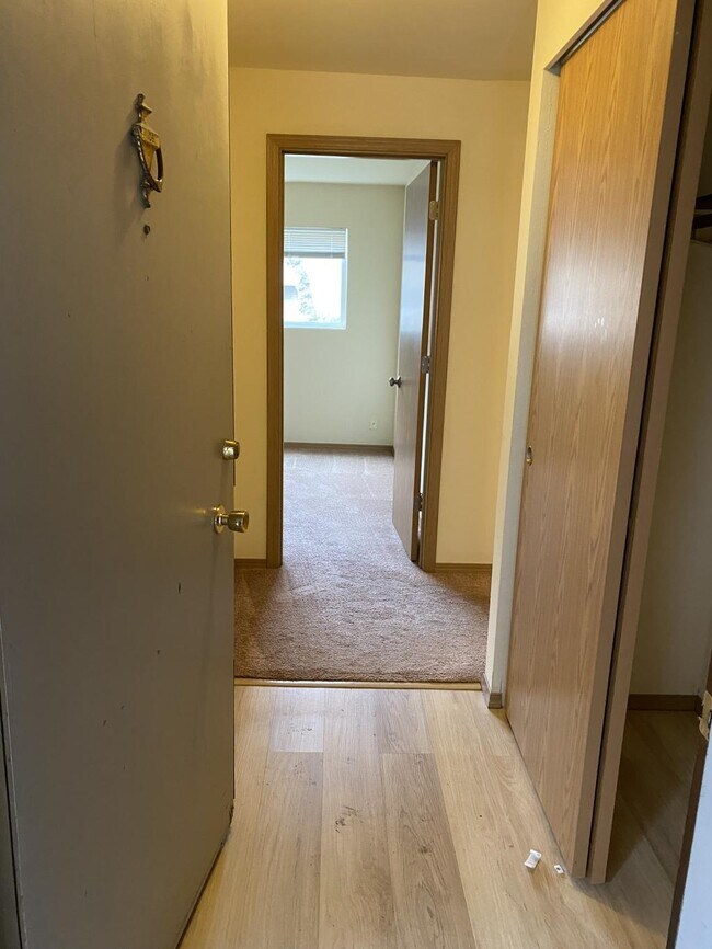 Building Photo - 2726 60 Ave SW - 2 bedrooms