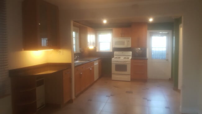 Kitchen and dining area - 1438 19th St