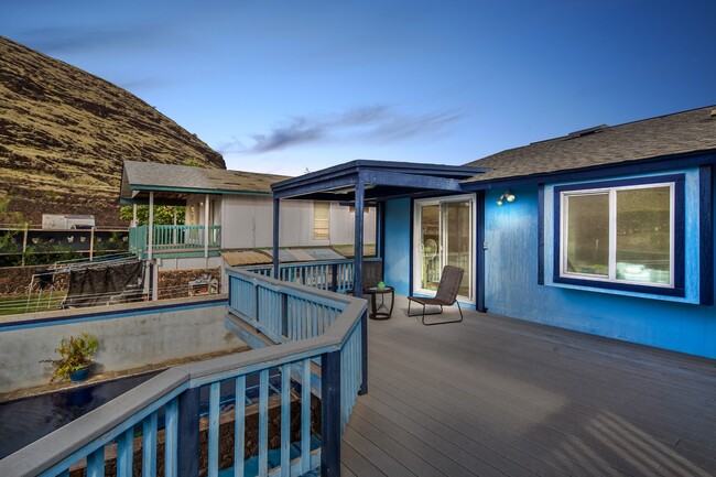 Deck that you can jump into pool off of! - 86-416 Popohau Pl