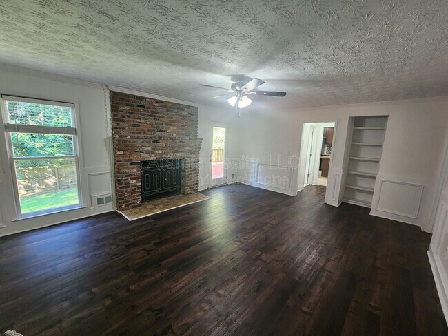 Foto del edificio - 4860 Tremont Dr NE
