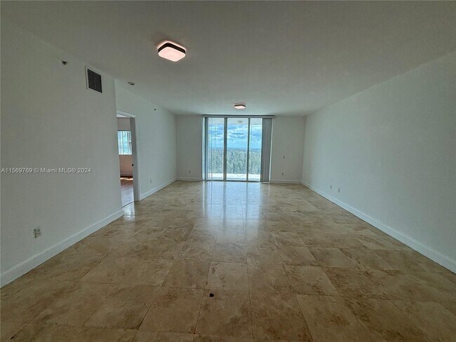 Building Photo - 15051 Royal Oaks Ln