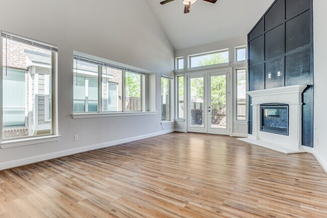 Building Photo - 8708 Fairway Ln