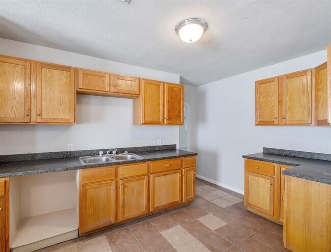 Building Photo - 500 N Circle Dr
