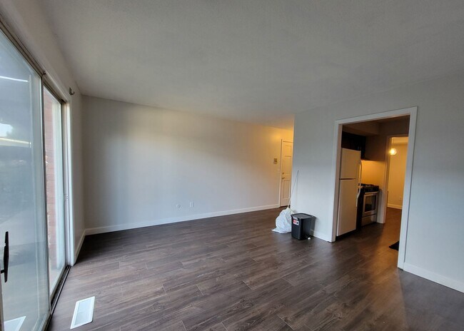 Foto del edificio - Renovated 2 Bedroom Apartment Conveniently...