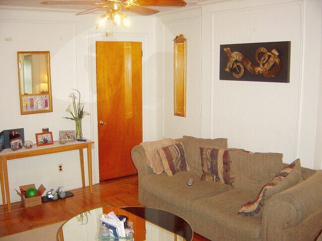 Large Living Room - 722 Garden St