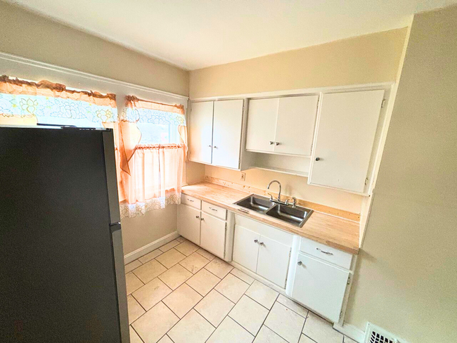 Foto del edificio - 3281 W 111th St