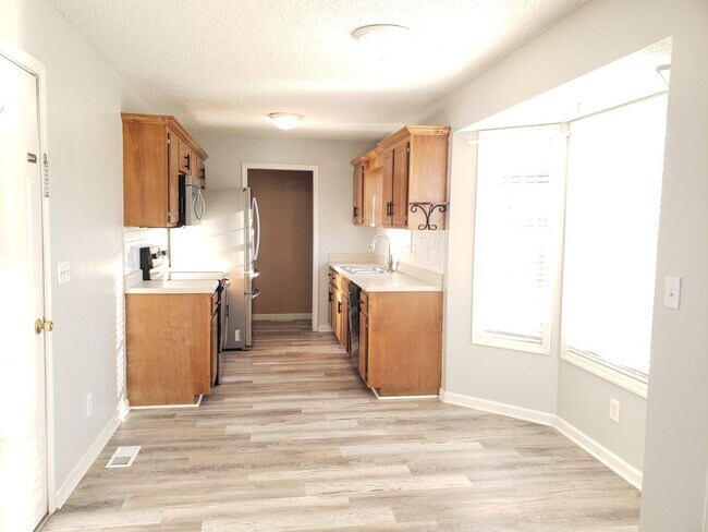 Foto del edificio - Close to Post! No Carpet! Lovely 3 Bed/2 Bath fenced in backyard!