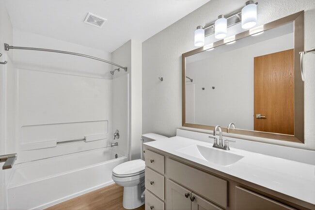 Foto del edificio - Whispering Pines Apartments