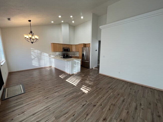 Foto del edificio - Roomy 3bd/2.5ba Townhome in Desirable Happ...