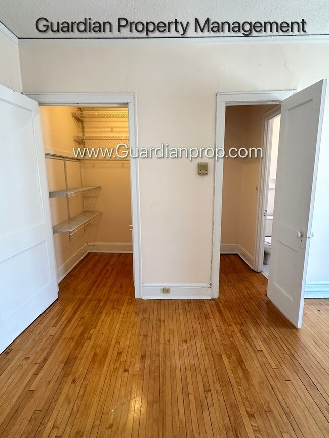 Building Photo - Top Floor Studio Lakes Uptown Apartment, B...