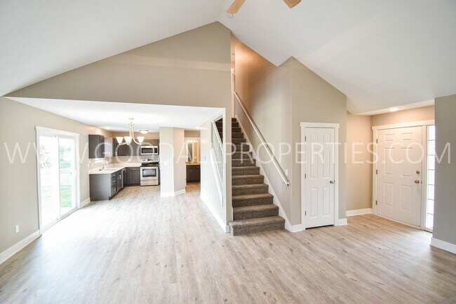 Foto del edificio - 3 BDRM 2.5 Bath finished basement fenced backyard in Ankeny