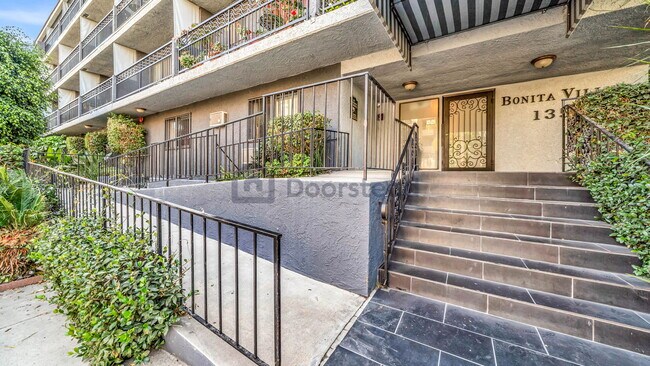 Foto del edificio - 1355 N Sierra Bonita Ave