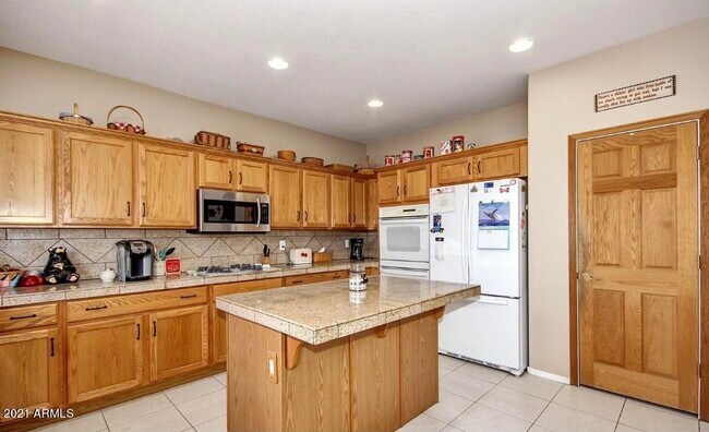 Building Photo - 2021 E Desert Inn Dr