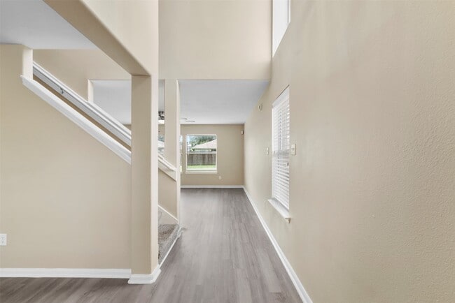 Building Photo - 2423 Pinpoint Dr