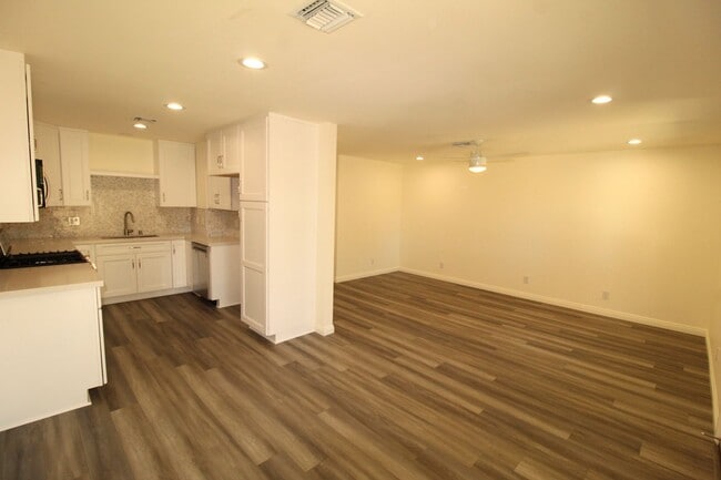 Foto del edificio - Remodeled 2+1 Upstairs Parkside Condo