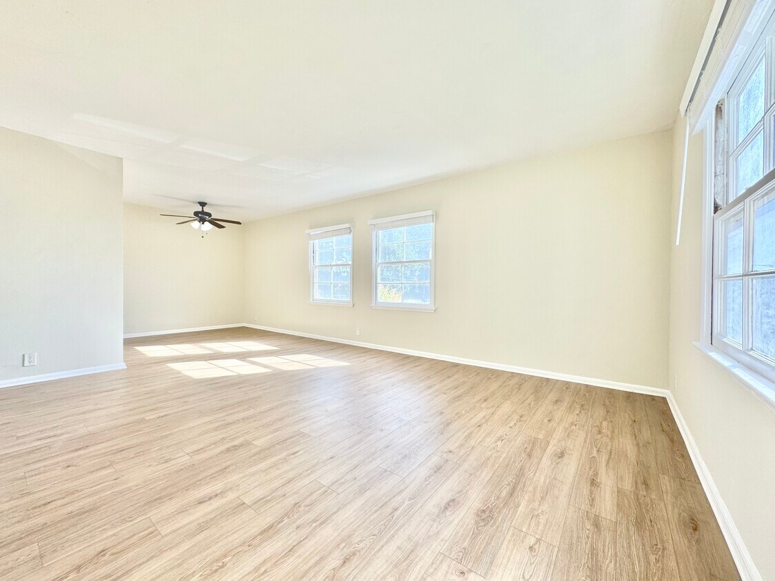 Foto principal - 6851 Willoughby Ave