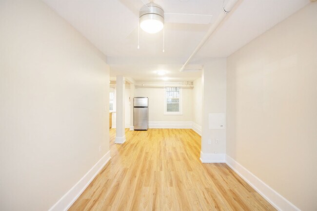 1BDR - Salon - 980 Wolseley Apartment