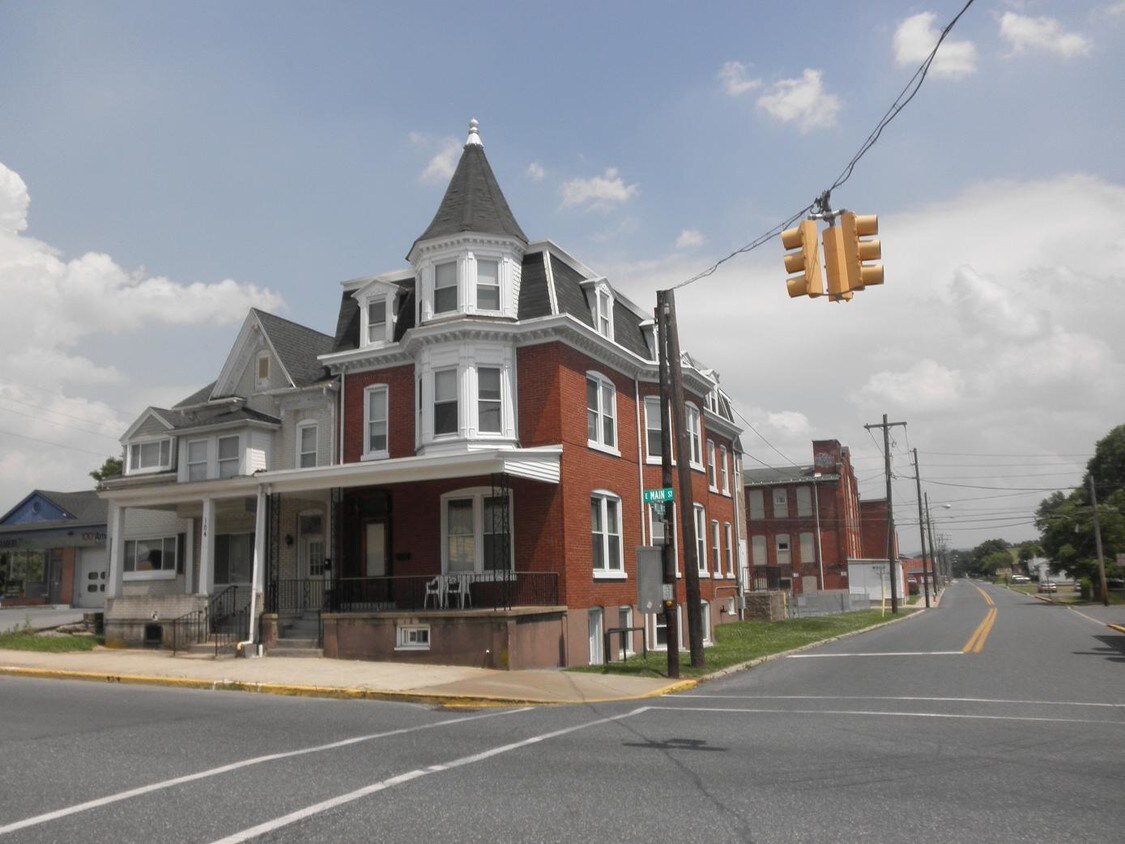 Foto principal - 102 E Main St