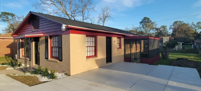 Building Photo - 2257 Roberta Dr