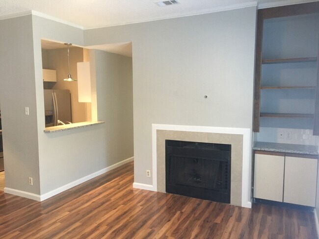 Foto del edificio - UT PRE LEASE: Updated 2 BR / 2 BA West Cam...
