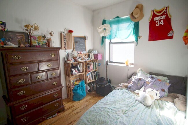 Building Photo - 427 Tompkins Ave