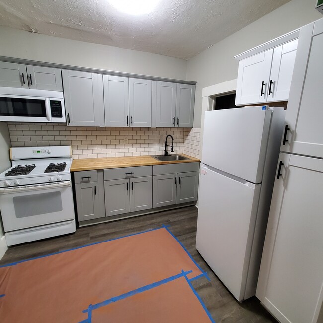 Plenty of cabinets in Kitchen - 408 High St